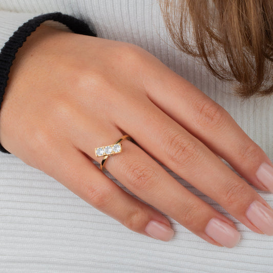 Melano Twisted Triple CZ Pedra